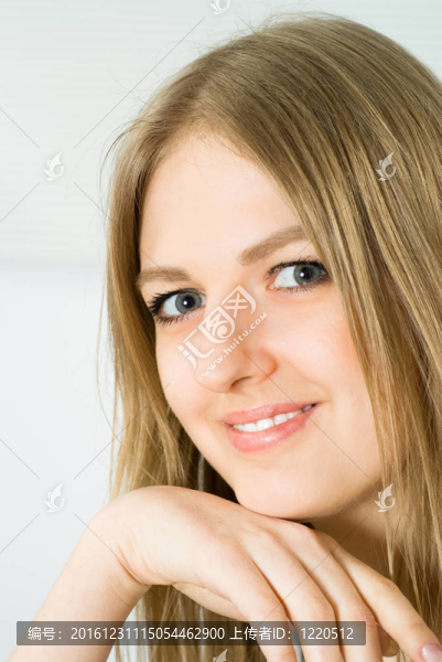 漂亮的女孩在白色