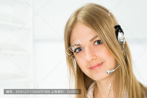 年輕漂亮的女人與電話