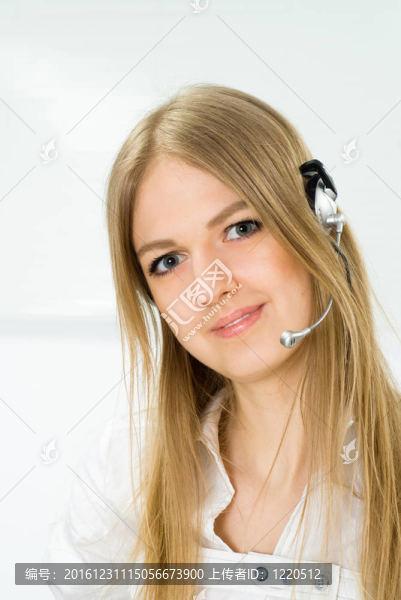 年輕漂亮的女人與電話