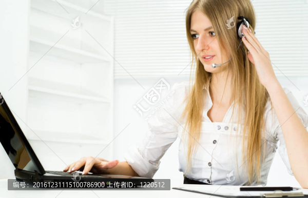 在辦公室工作的漂亮女孩