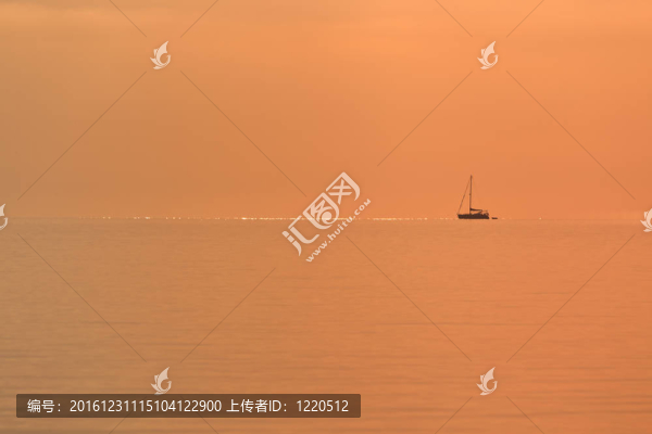 海上的船