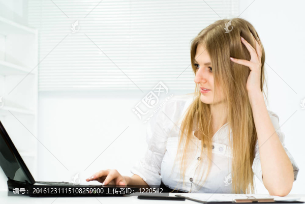 在辦公室工作的漂亮女孩