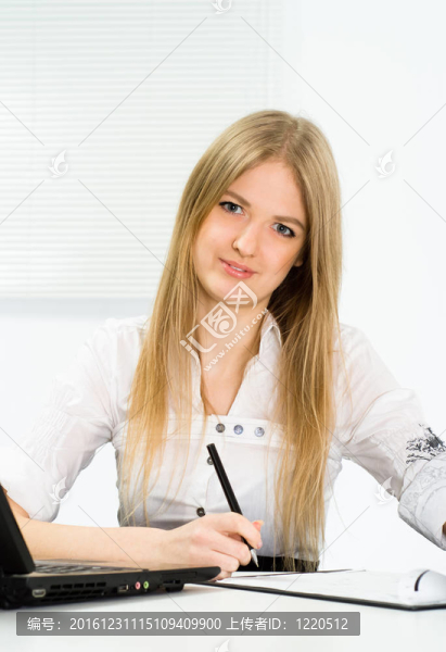 在辦公室工作的漂亮女孩