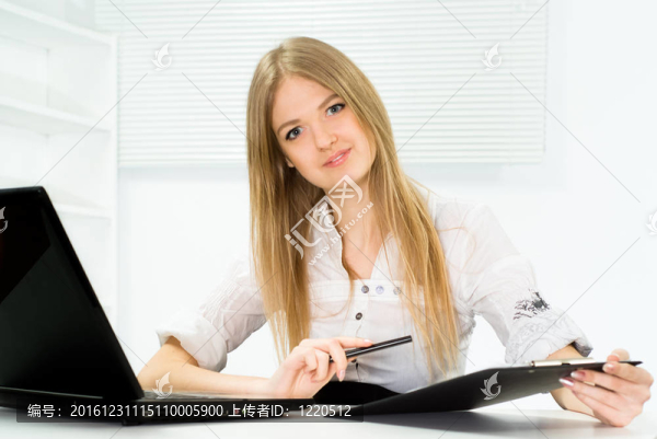 在辦公室工作的漂亮女孩
