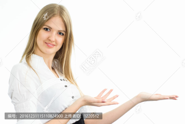漂亮的女孩在白色