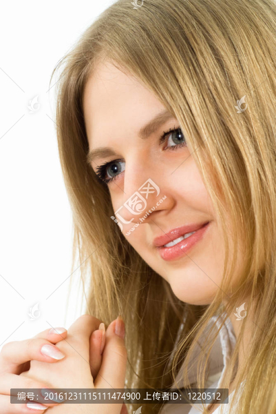 漂亮的女孩在白色