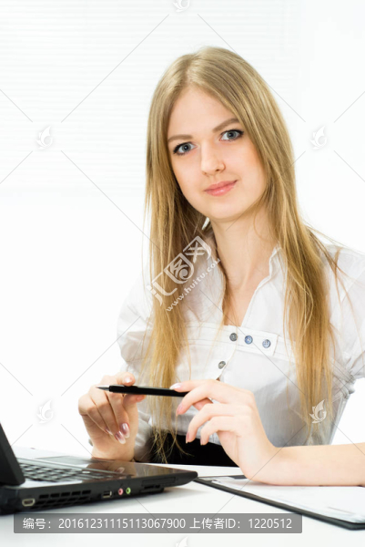 在辦公室工作的漂亮女孩