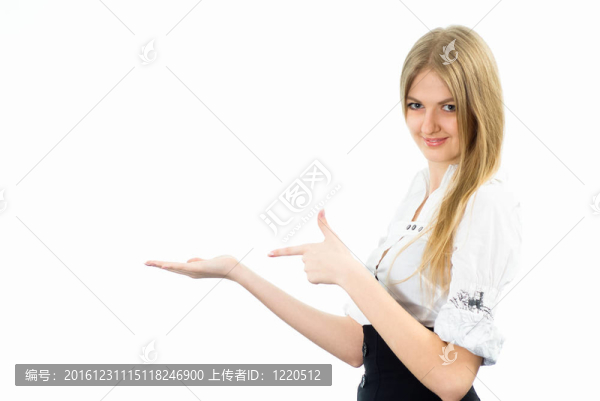 漂亮的女孩在白色