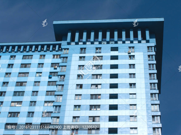 高層現(xiàn)代建筑的底層視圖
