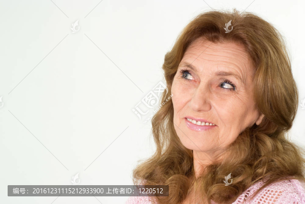 粉紅背景的女人