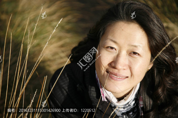 亞洲婦女仰視攝影機