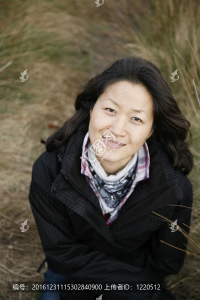 亞洲婦女仰視攝影機(jī)