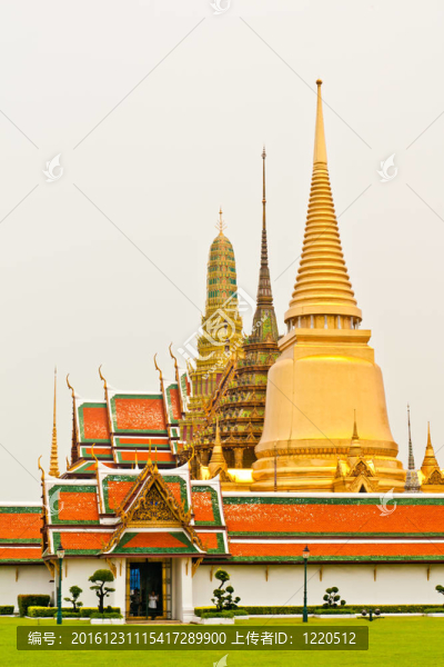 在曼谷玉佛寺前的草坪上