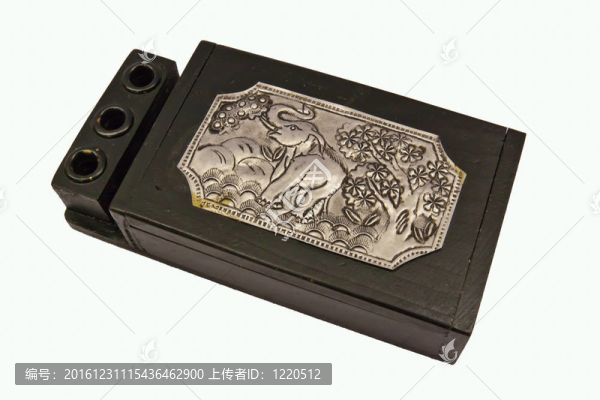 白色背景設(shè)計(jì)的木盒