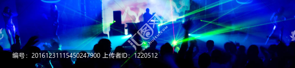 在音樂會(huì)上懸掛的人的全景照片