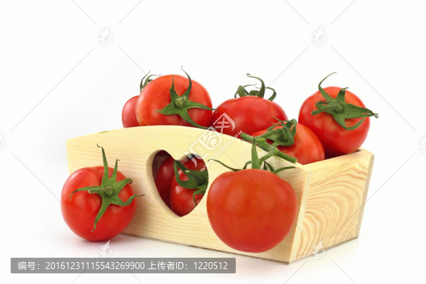 裝滿西紅柿的木箱