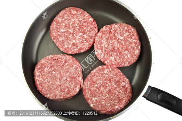 白色背景的生漢堡