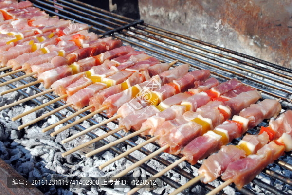 生豬肉串燒烤肉串在燒烤