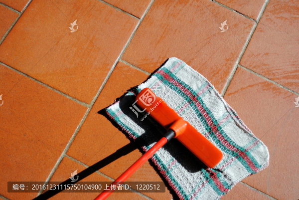 清洗clooth和刷子在干凈的濕地板