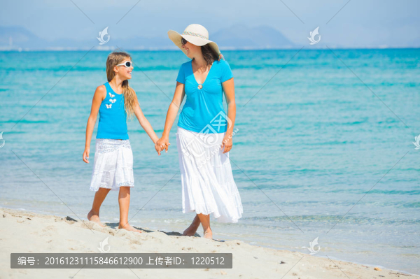母親和女兒在海灘上玩得很開心