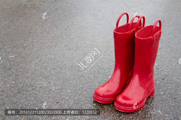 濕路面上的紅色雨鞋