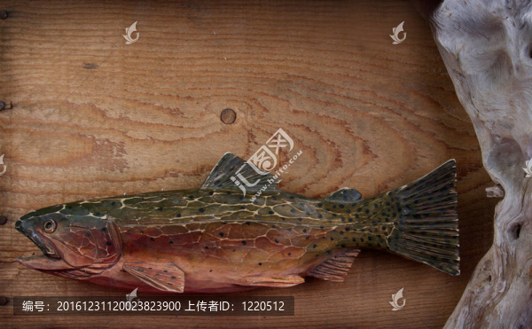 木制背景手工雕魚(yú)