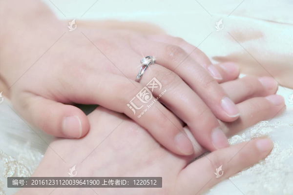手與訂婚戒指
