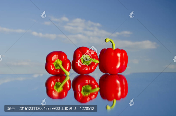 三紅辣椒在鏡子和天空