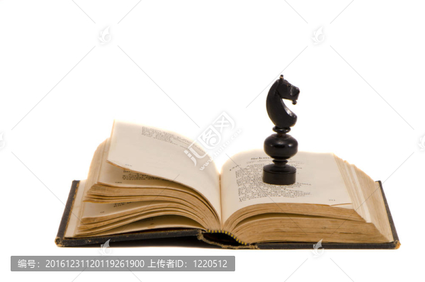 孤立的古董書和國際象棋騎士
