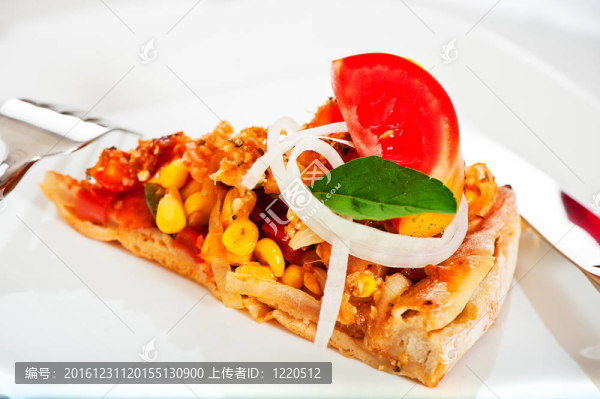 白色背景的新鮮自制素食比薩