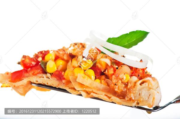 白色背景的新鮮自制素食比薩