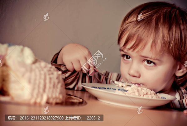 可愛(ài)的小男孩在吃生日蛋糕