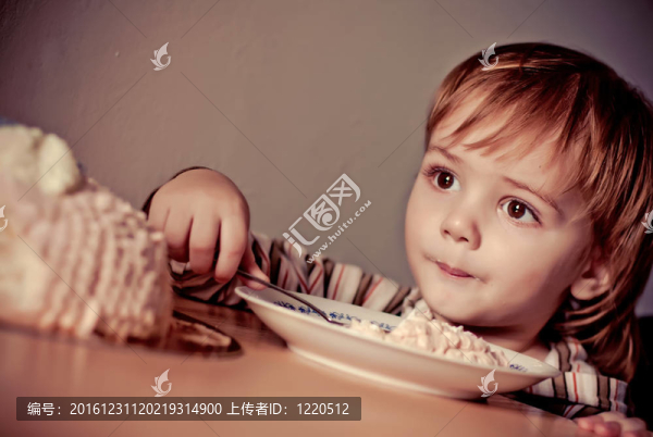 可愛小男孩吃蛋糕