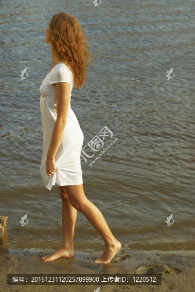 女人在海灘上