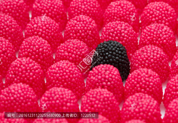 紅色和黑色的黑莓糖果