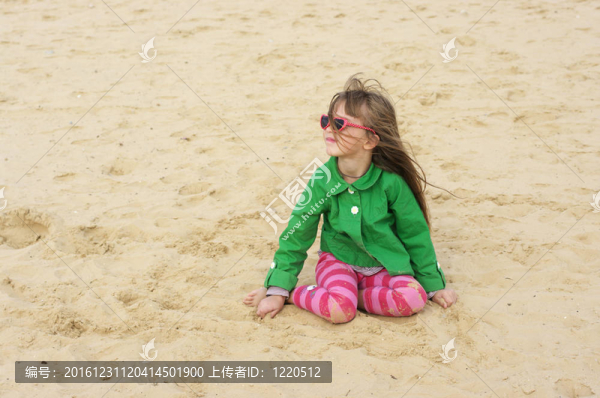 海灘小女孩