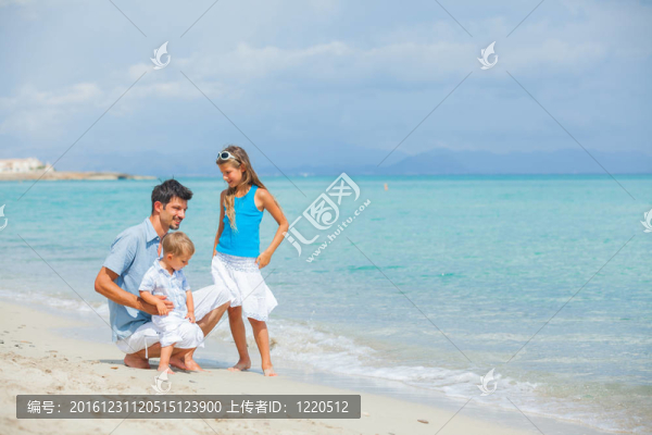 爸爸和她的兩個孩子在海灘度假
