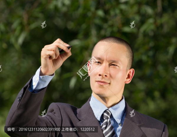商人在戶外寫作