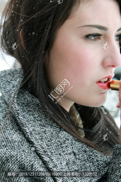 美女涂口紅