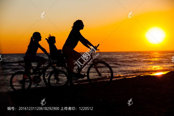 母親和她的孩子在自行車上的剪影