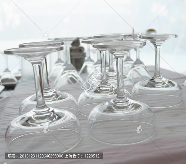 一排排的酒杯