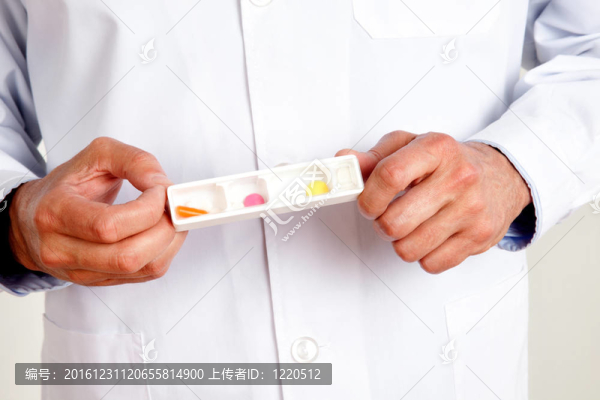 男醫(yī)生手拿丸