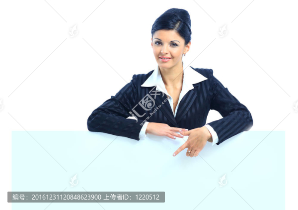 快樂(lè)的微笑的年輕女商人顯示空白的招牌；孤立在白色背景