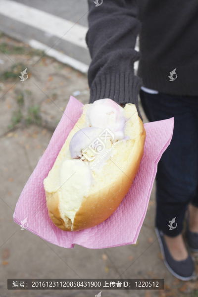 拿著冰淇淋
