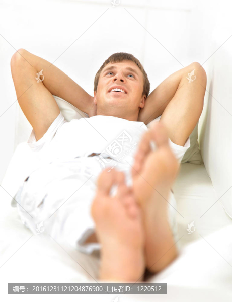 一個(gè)靠在沙發(fā)里的年輕人特寫肖像
