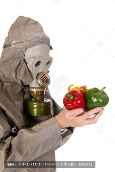戴防毒面具和蔬菜的人