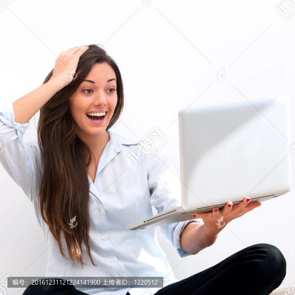女孩抱著筆記本驚訝的樣子