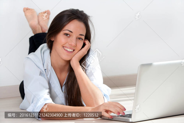 迷人的女人與筆記本電腦的肖像