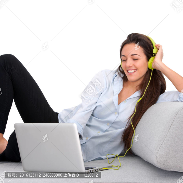 年輕女子享受音樂與筆記本電腦