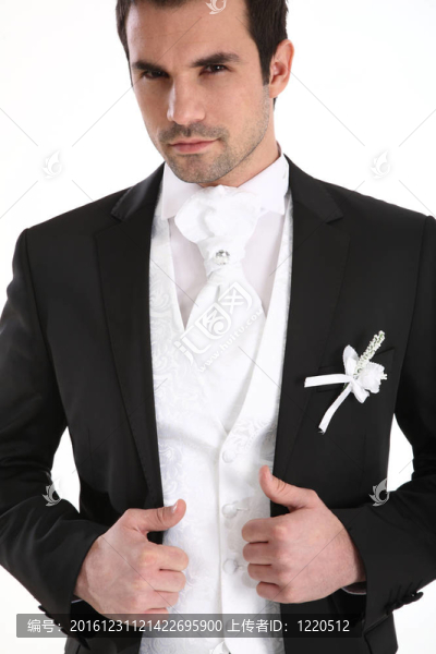 在禮服的英俊男人